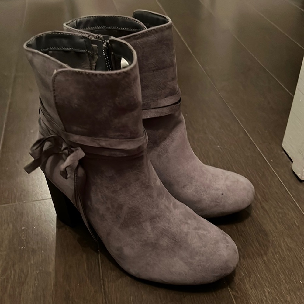 Gray side zip boot w heel size 8